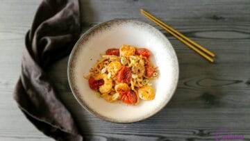 Noedels met miso garnalen en tomaten