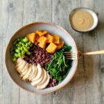 Zwarte rijstbowl met kip en groenten