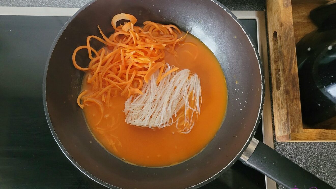 Oranje noedels met wortel