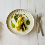 Groene asperges met zalm en daslooksaus